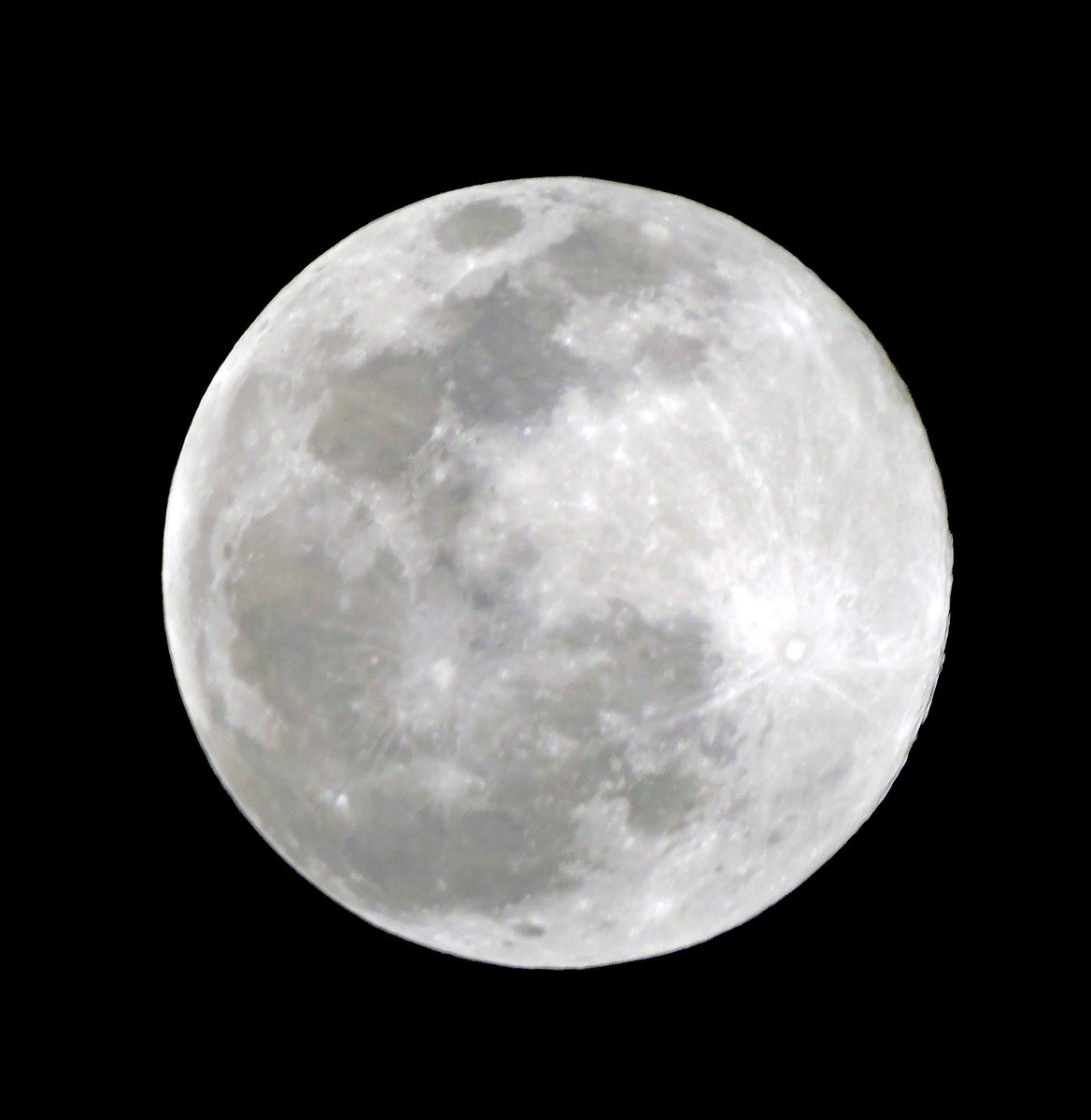 昨日は満月だったので望遠レンズで撮影♪
やっぱりキレイですね😊
#月#moon#満月#スーパームーン満月 #望月 #fullmoon #moonlight #moonlovers #moon_awards #moon_of_the_day #moonphotography #イマソラ #イマツキ #astronomy #instamoon #goodnight #igで繋がる空 #ダレカニミセタイソラ