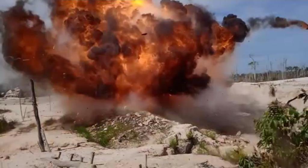 #URRAS Amazonas, Apure y Barinas de la #FANB, en operaciones de patrullaje, reconocimiento y escudriñamiento, localizan y destruyen campamento de minería ilegal con 2 motobombas, 1 turbina, 270 mts. de manguera , 1 tamiz y otros en el sector Sabana Grande, Amazonas.