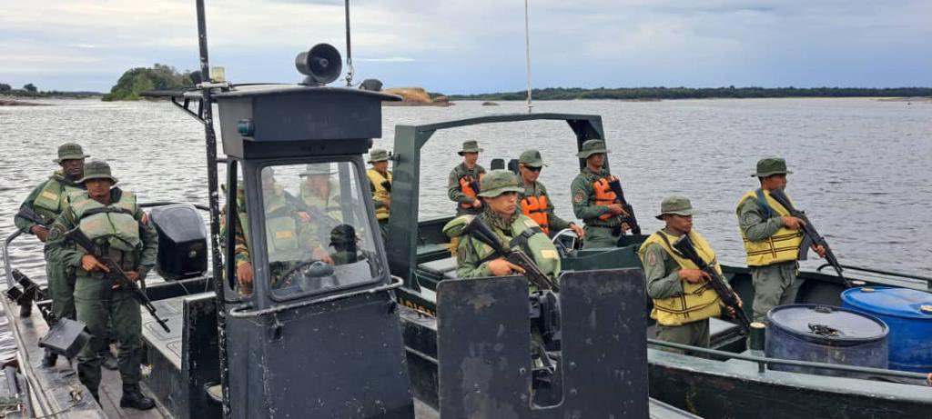 dhernandezlarez's tweet photo. #URRAS Amazonas, Apure y Barinas de la #FANB, en operaciones de patrullaje, reconocimiento y escudriñamiento, localizan y destruyen campamento de minería ilegal con 2 motobombas, 1 turbina, 270 mts. de manguera , 1 tamiz y otros en el sector Sabana Grande, Amazonas. https://t.co/g30xSc9Gv0