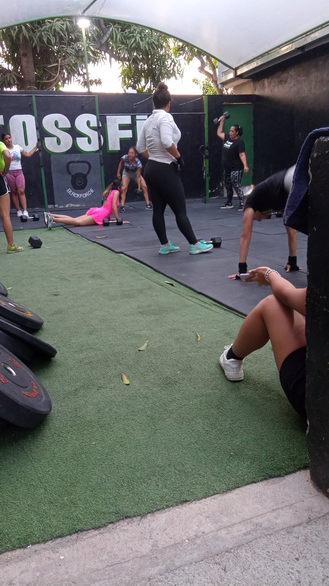 yendradas's tweet image. Mira quién llegó 
Soy yo
El dueño del party #PapiArca 

Volvimos 🤌🏾🏋🏾‍♀️
Y espero volver a darla como hace 5 años la super di 🥲
Yo se que si puedo porque nosotros los negros somos super fuertes y ágiles 😌🤣