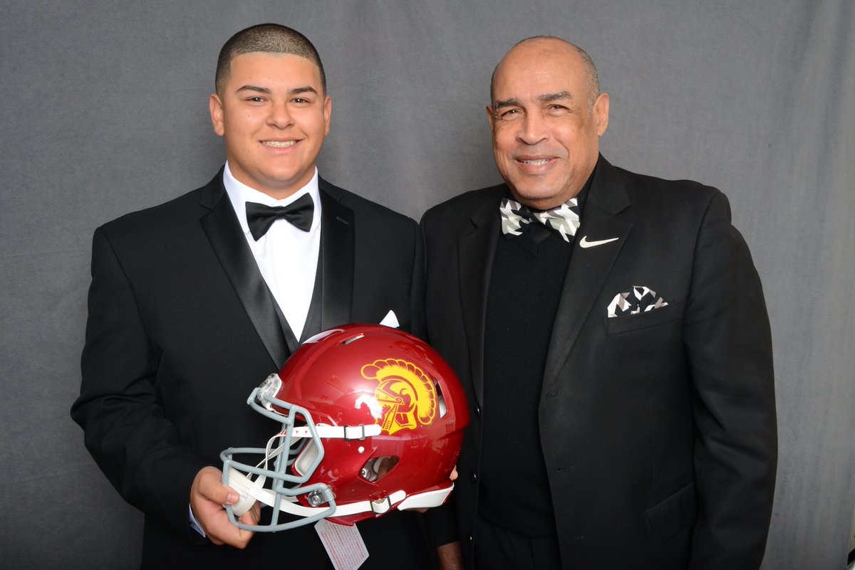 NFFNetwork's tweet image. Kudos @coachjb21 and your team for making it happen!

@cfbhall inductee Anthony Davis, who played at San Fernando HS and @uscfb, joined Patrick Mekari who played at Westlake HS and @CalFootball, as keynote speakers at NFF San Fernando Valley Chapter (@NFF_SFV) March 6.