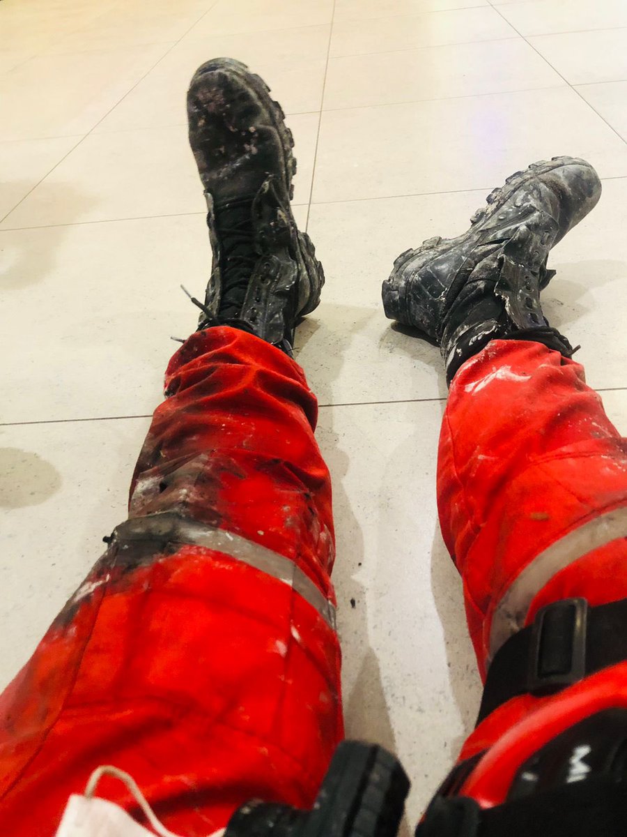 sensacionalislz's tweet photo. Essa foto representa a exaustão de horas de trabalho de um bombeiro no Rio Anil Shopping desde os primeiros minutos do incêndio. Verdadeiros heróis 👏🏻👏🏻👏🏻 https://t.co/Q9N3BjPB98