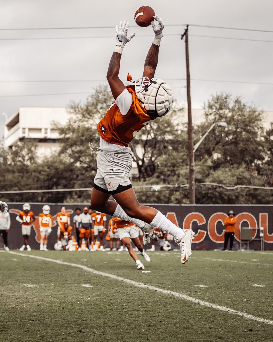 TexasFootball's tweet photo. The pic ➡️ The pick 

@freshboylarry3 https://t.co/gTte59iN9I