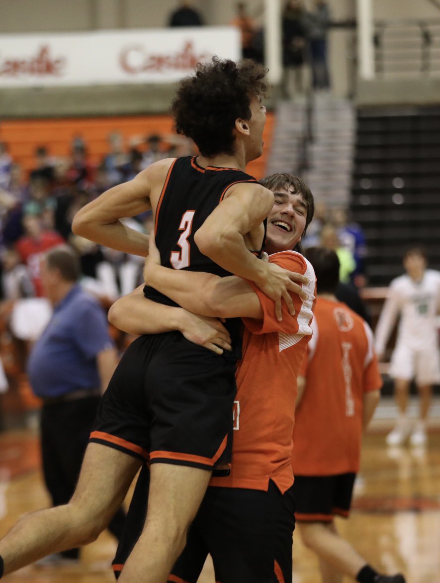 AshleighDyckes's tweet image. What a GAME!!!!!! The Billies Advance Again!!! @FredoniaHSathl1 #buffstate