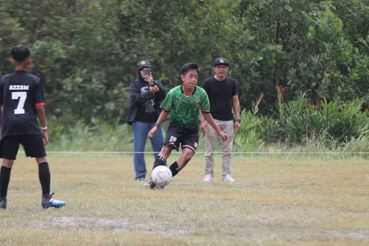myjamz's tweet photo. @marcklok10 Hi @marcklok10 , my son is your fans, and your team @persib too.. Maybe you can give your jersey to my son too, please. I live in Singkawang, West Kalimantan. https://t.co/af6VX2kR6s
