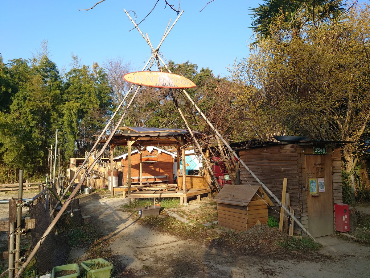 hati_saitama's tweet photo. 3月6日にフクロウ氏と泊まったキャンプ場はさいたま市にある
さいたま桃月園キャンプ場
お年玉の抽選に当選し1泊無料の機会に行ってきました！

基本オートキャンプ場じゃない場所は荷降りし大変だから行かないのですが

ここは駐車場からも近くキャリーの無料貸出も行っているので
オートソロキャンパーにもオススメ✨

私が泊まったサイトは柵に囲まれたDサイトで
他にも区画分けされつつもフリーサイトの様な場所もあったり
グルソロキャンプも出来そうな感じでした！

設備はゴミ捨て場、灰捨て場、洗い場、(焚き火台専用もあり！)、シャワー、トイレ(ウォシュレット)完備
他にもピザ窯、サウナ、カフェもあり

施設もフルに使ったら1日じゃ遊び切れないほど 色々揃ってますw

#ソロキャンプ
#フクキャン
#さいたま桃月園キャンプ場