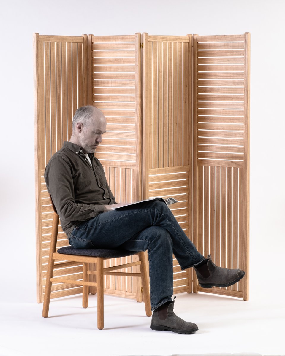 Chilling with the new folding screen. This is the 4-panel version, in ash. Can turn it around / flip it over to change the layout.

#furniture #furnituredesign #foldingscreen #roomdivider #customfurniture