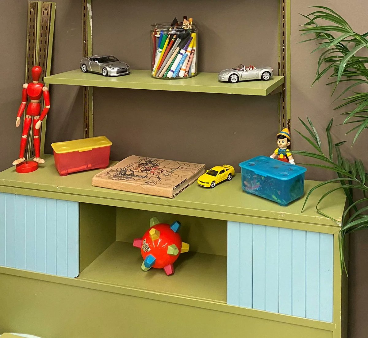 UniStudiosLot's tweet photo. This showroom vignette in Universal Property has everythig a child's room needs - #toys, #books, #trophies and more! All of these #furniture pieces and #props are available to rent for your next production.
#UniProps #StudioServices #Setdec #handprops #kidsroom https://t.co/Peh5WO7QuY