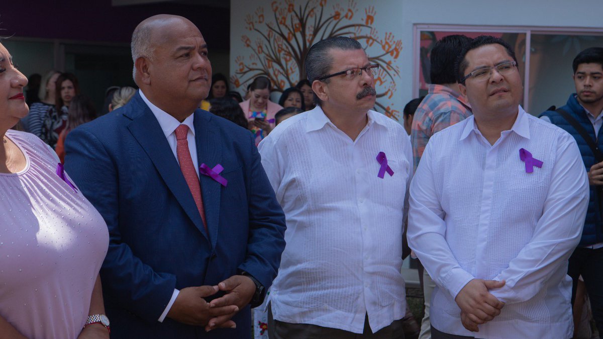 Carrillorios88's tweet photo. El día de hoy estuvimos en el CEJUM (Centro de Justicia para las Mujeres del Estado de Veracruz) en la inauguración del mural denominado  “Mujer guerrera, mujer empoderada”.

De igual manera dando banderazo para la ruta de camiones “Mujer segura”. https://t.co/yMB65MUYvR