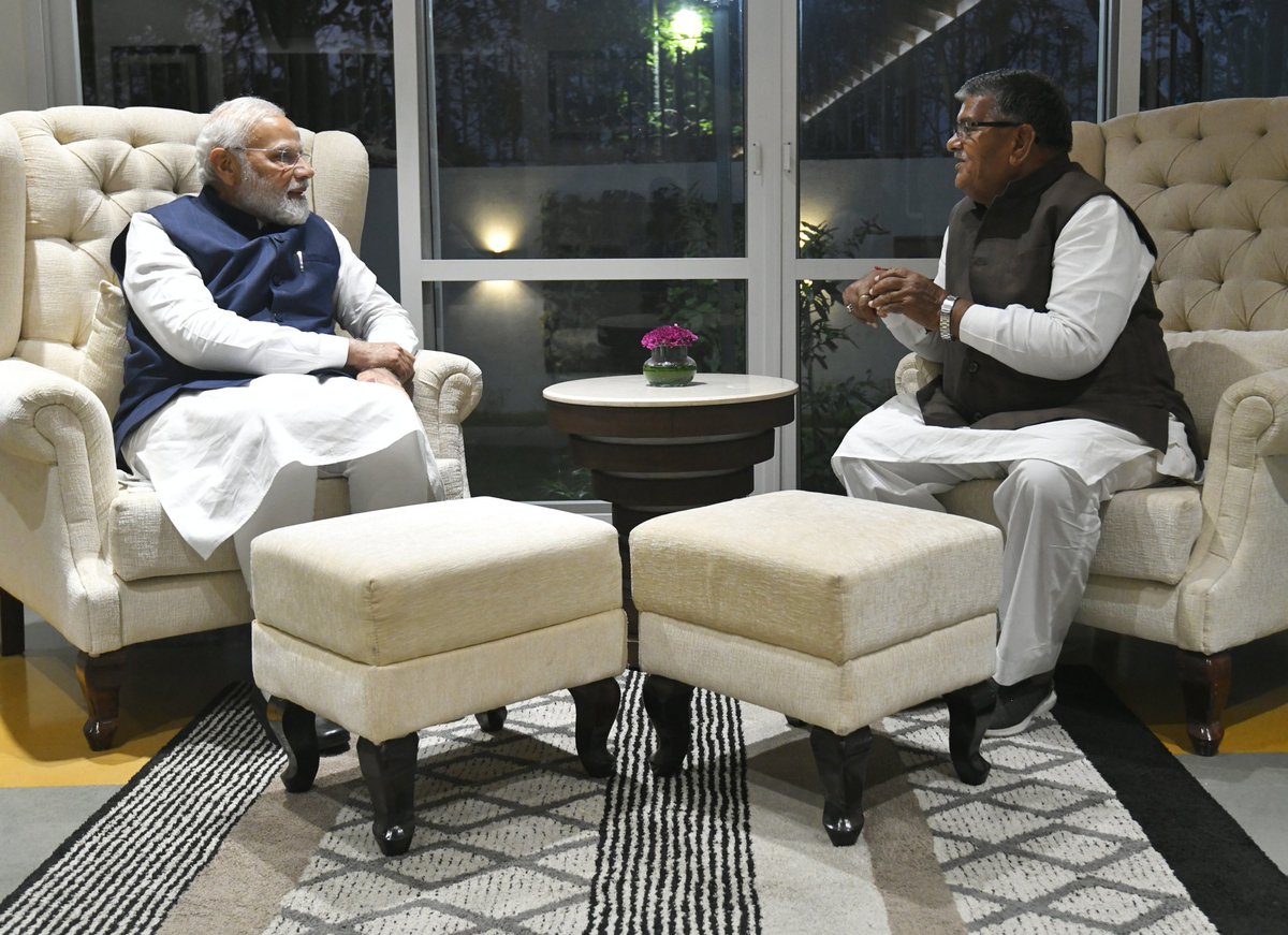 गुवाहाटी में प्रधानमंत्री नरेन्द्र मोदी से मिले असम के राज्यपाल गुलाब चंद कटारिया 
#PrimeMinister #gulabchandkataria #aasan #Governor