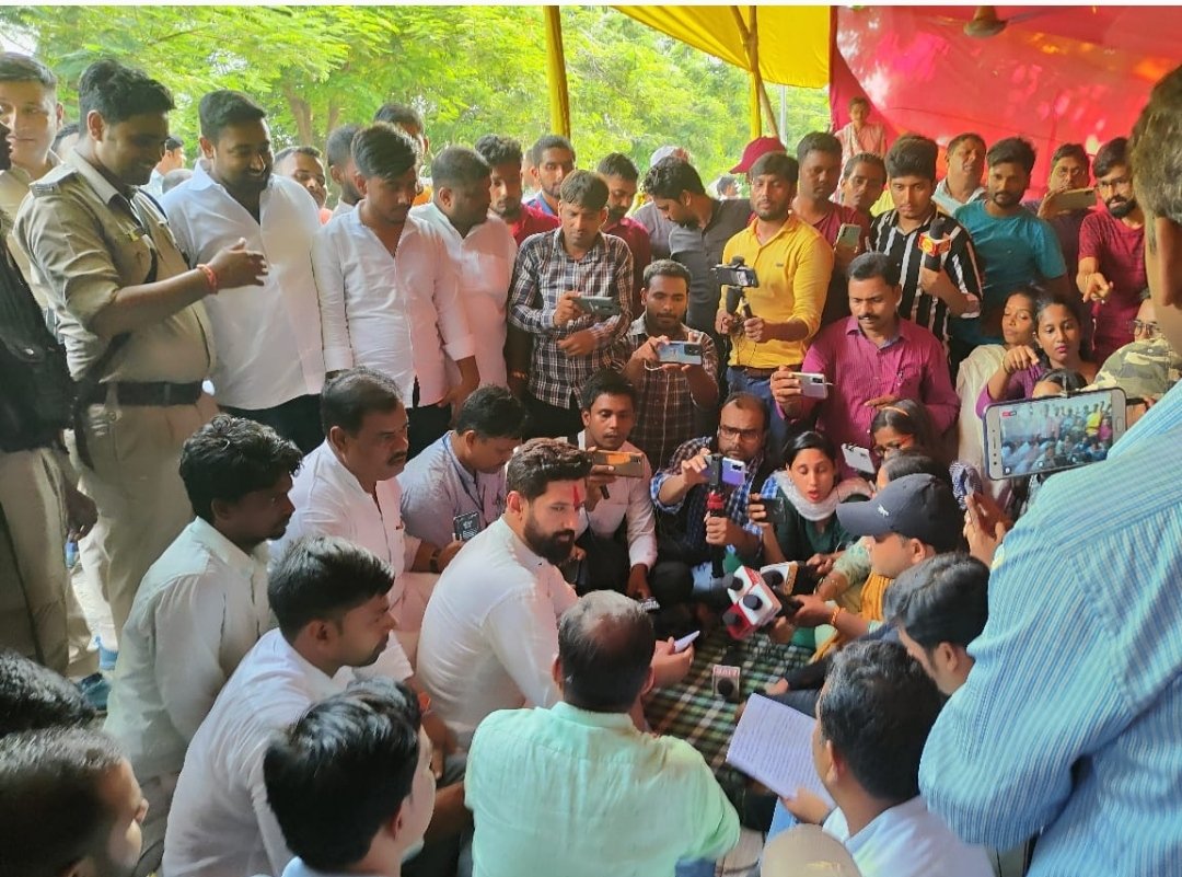 rakeshdnr's tweet photo. @iChiragPaswan जिन अभ्यर्थियों का आपने साथ दिया उनका बहाली 4 साल बाद होलिका दहन के दिन रद्द कर दिया गया सरकार द्वारा तो होली सरकार के लोगों को ही मुबारक।💐💐 https://t.co/wWT3ASgyVl
