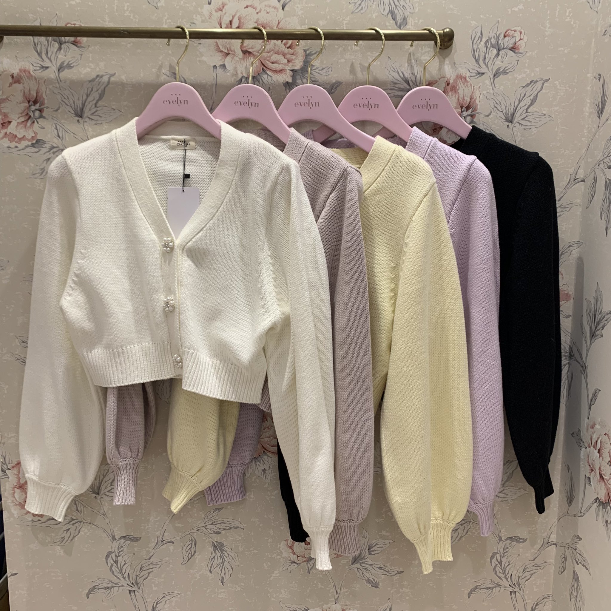 evelyn ハートビジューカーデ ベイビーピンク evelyn ビジューハートカーデ ピンク - メルカリ