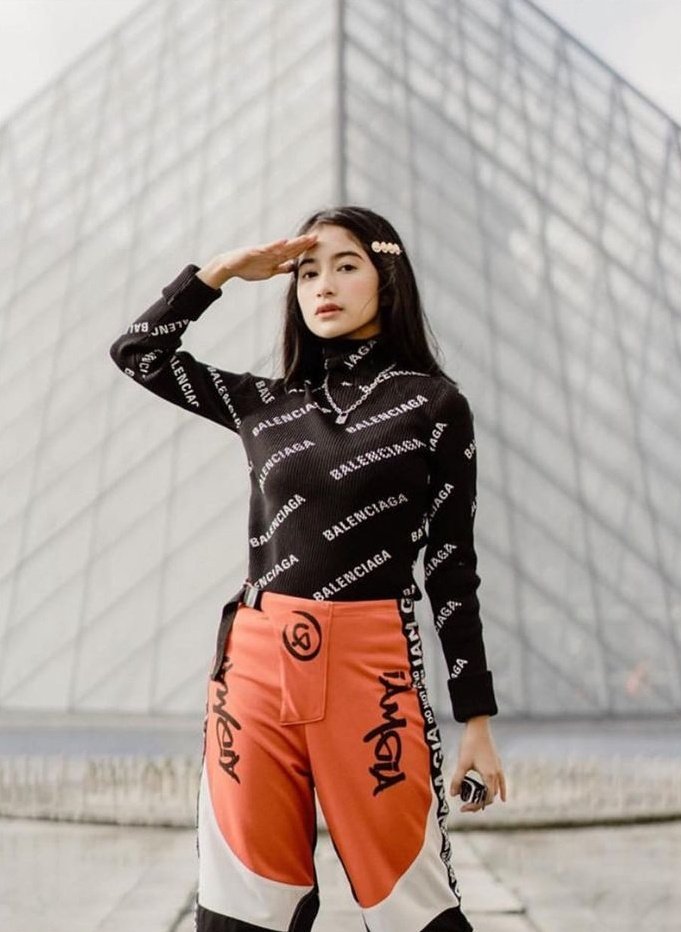 Coba tebak berapa duit pembayar pajak untuk outfit puterinya Andhi Pramono, Kepala Bea Cukai Makassar ini? 

Cc <a href="/KPK_RI/">KPK</a> <a href="/DitjenPajakRI/">#PajakKitaUntukKita</a> <a href="/KemenkeuRI/">#UangKita</a>