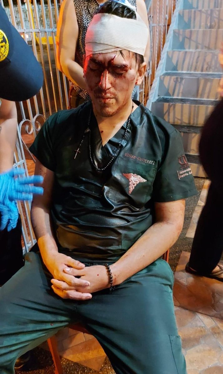 luisantonio_r's tweet photo. AYUDA. Buenas noches hermanos. Bendiciones.
Han dejado golpeado a un chico afuera de la casa de una tía sector sur este.
No recuerda nada, tampoco puede hablar. La policía y la ambulancia están en este momento trasladándolo al hospital.   @24HorasGYE https://t.co/B2w3PWqcFa
