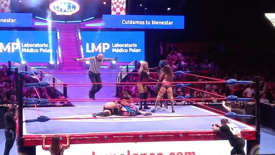 LaTijeraLucha's tweet photo. Buen ritmo y constante castigos por parte de las #AmazonasDelCMLL,donde de forma astuta #ReinaIsis #Amapola y #Tiffany vencen a @MarcelaCmll, @PrincesaSugehit y #Skadi,que regalo un lance de espaldas para demostrar que tiene la "onza" con la afición de a #ArenaMexico...
#latijera https://t.co/7PfrJC7VJY