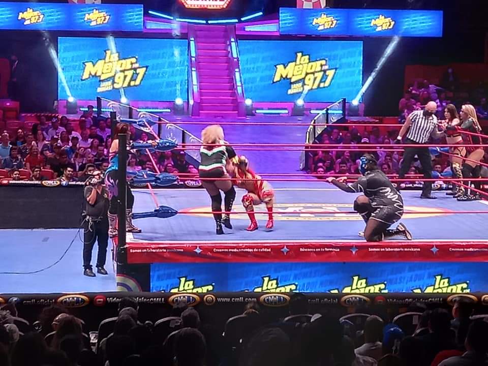 LaTijeraLucha's tweet photo. Buen ritmo y constante castigos por parte de las #AmazonasDelCMLL,donde de forma astuta #ReinaIsis #Amapola y #Tiffany vencen a @MarcelaCmll, @PrincesaSugehit y #Skadi,que regalo un lance de espaldas para demostrar que tiene la "onza" con la afición de a #ArenaMexico...
#latijera https://t.co/7PfrJC7VJY