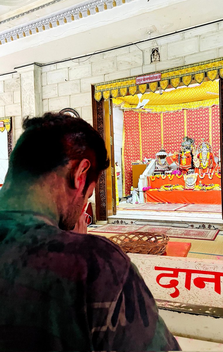 Manoharsingh_07's tweet image. मैं जैसे तैसे टूट फूटे लफ्ज गड कर आ गया 
कि अब तेरा काम है बिगड़ दे या संवार दे 
#mathuraholi #vrindavanholi