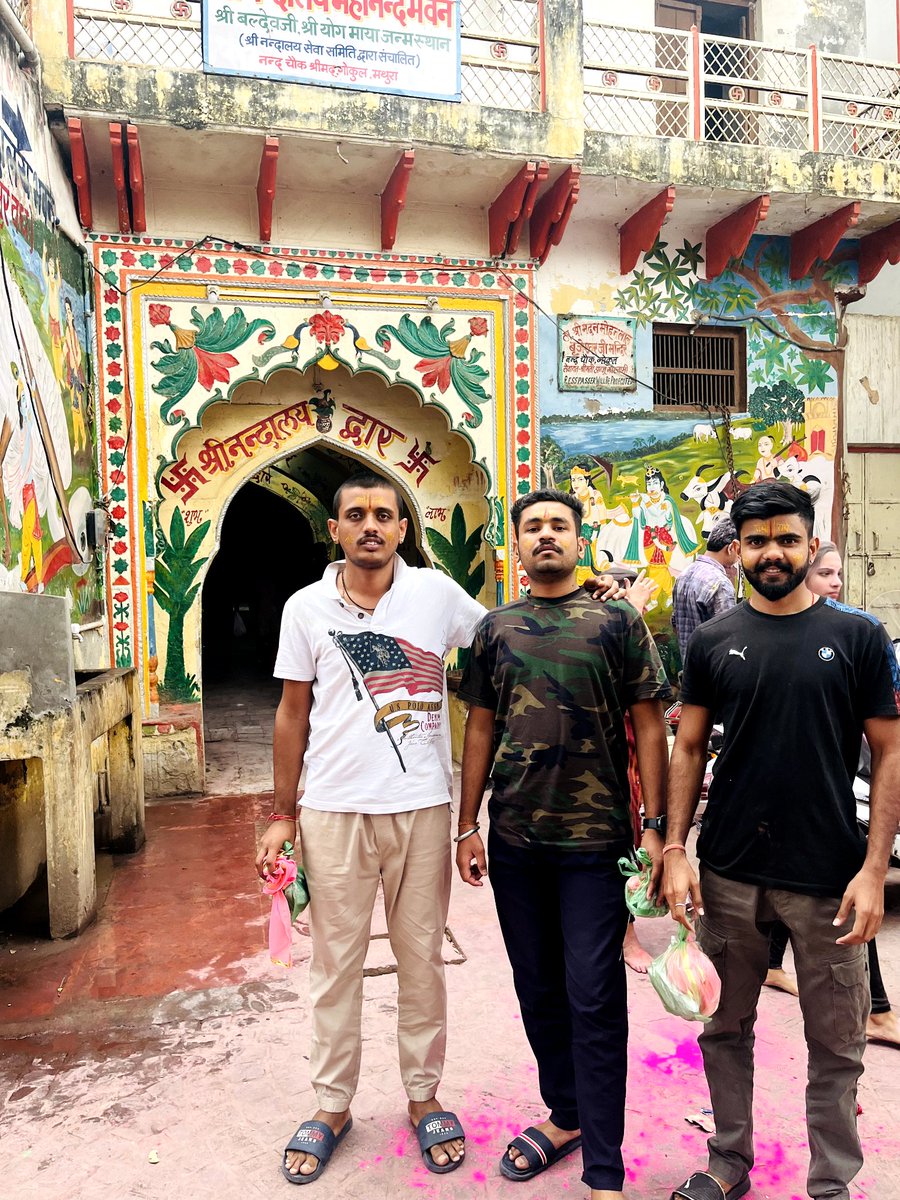 Manoharsingh_07's tweet image. मैं जैसे तैसे टूट फूटे लफ्ज गड कर आ गया 
कि अब तेरा काम है बिगड़ दे या संवार दे 
#mathuraholi #vrindavanholi