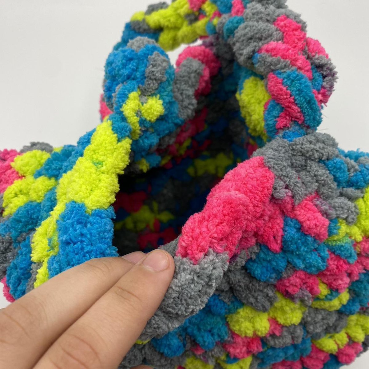 HandmadeStitch's tweet photo. Crochet Multicolored Chunky y2k bag! 
$25 with FREE SHIPPING!!

#crochet #fuzzy #chunky #handbag #y2k https://t.co/iLF1AE6lap