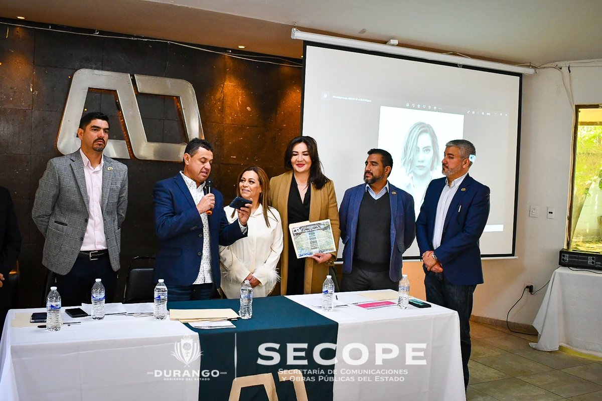 SecopeDurango's tweet photo. #Entérate Por su destacada labor y trayectoria gremial, social e institucional, el @CAD_durango de manos de su presidente, el Arq. Francisco Flores Nava, entregaron un reconocimiento a nuestra titular de #SECOPE, la Arq. Ana Rosa Hernández, durante su asamble mensual.
#Durango https://t.co/Qw6xuJD6KO
