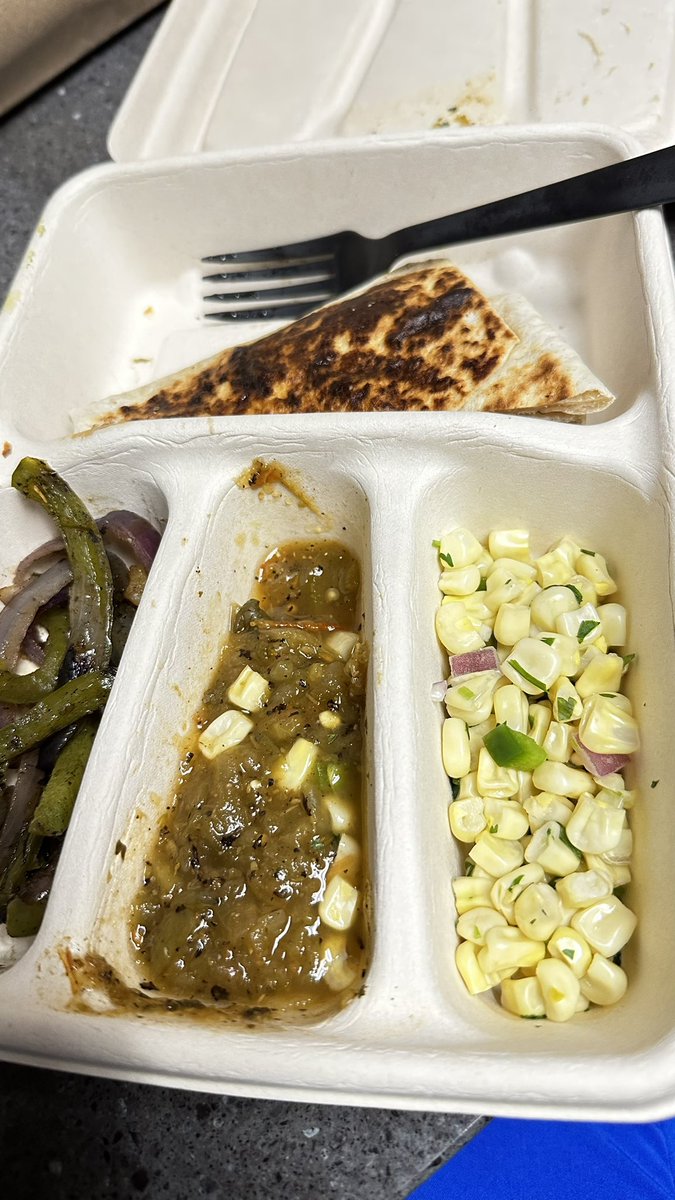 sandbandzz's tweet photo. @ChipotleTweets what is the point of adding the new item to menu if y’all gonna just put everything on the side and have it put together ourselves https://t.co/nbuWMbjO4S