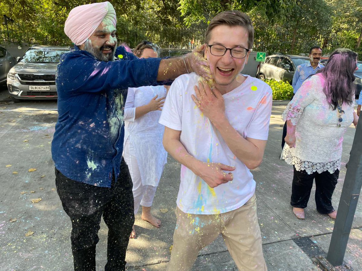 Peace, love, colour and warmth to all this #Holi 🎨 🌸 🌺! Happy holi to all our Indian friends and colleagues! @PMOIndia @narendramodi @DrSJaishankar @M_Lekhi @MEAIndia @IndiainNorway. Photos from #holicelebration @norwayinindia 

#होली #होलीहै #Holi2023 #holifestivalofcolours