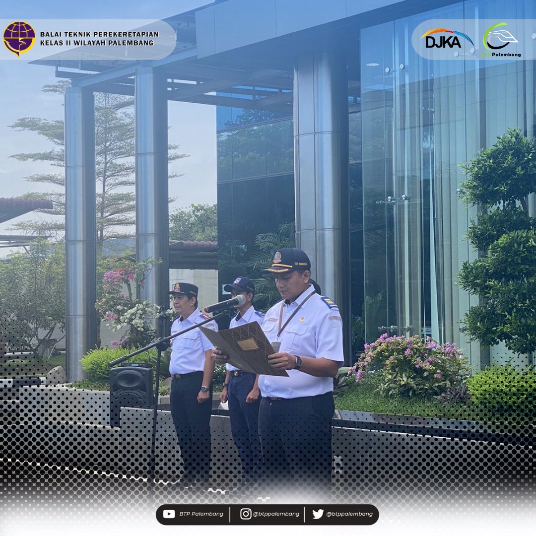 BTPPalembang's tweet photo. Pelaksanaan Apel Pagi dipimpin oleh Kepala Seksi Lalu Lintas Sarana dan Keselamatan Perkeretaapian Bpk. Reinaldo Butar Butar pada hari Rabu, 08 Maret 2023 diikuti oleh seluruh pegawai di halaman kantor Balai Teknik Perkeretaapian Kelas II Palembang. https://t.co/GypsX59hH5