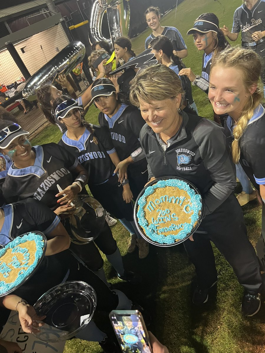 Congrats to Coach Oltman for reaching 700 wins tonight! 🥎 #ferdabucs #gobucs #legend