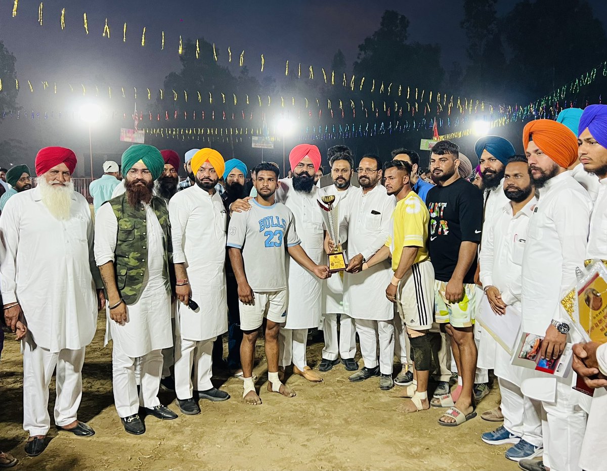 Sarpanch_Cheema's tweet photo. ਮੇਰੇ ਬਹੁਤ ਹੀ ਅਜ਼ੀਜ਼ ਵੀਰਾਂ ਦੇ ਪਿਆਰ ਭਰੇ ਸੱਦੇ ਤੇ ਆਪਣੇ ਨਾਨਕੇ ਪਿੰਡ ਕੋਟ ਮਹਿਤਾਬ ਵਿਖੇ ਸੰਤ ਮਹਾਂਪੁਰਸ਼ ਬਾਬਾ ਬ੍ਰਹਮਚਾਰੀ ਜੀ ਦੇ ਸਲਾਨਾ ਮੇਲੇ ਦੌਰਾਨ ਕਰਵਾਏ ਗਏ ਕਬੱਡੀ ਕੱਪ ਤੇ ਸਾਰੇ ਭਰਾਵਾਂ ਨਾਲ ਹਾਜ਼ਰੀਆਂ ਭਰੀਆਂ। ਹਮੇਸ਼ਾ ਦੀ ਤਰਾਂ ਨਾਨਕਿਆਂ ਵੱਲੋਂ ਮਿਲੇ ਅਥਾਹ ਪਿਆਰ ਅਤੇ ਮਾਣ ਲਈ ਤਹਿ ਦਿਲੋਂ ਧੰਨਵਾਦੀ ਹਾਂ https://t.co/2gGIUWr3kq