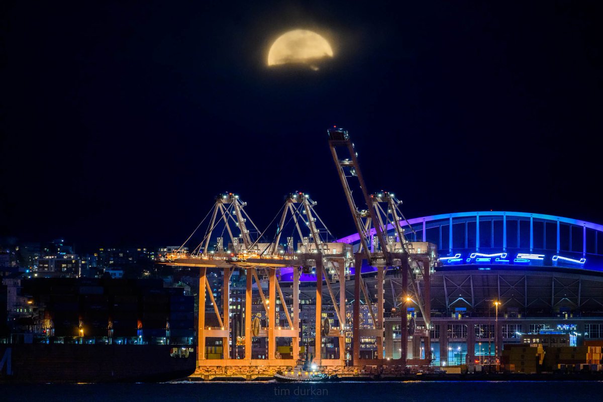 timdurkan's tweet photo. Tonight's rising full moon here in Seattle looking beautiful sneaking in between those clouds https://t.co/Jp1NXKli78