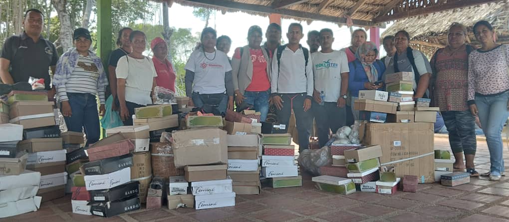 IndiraFPSUV's tweet photo. El Plan Z beneficiará a 3200 familias de las Bases de Misiones de la #Guajira como lo son Caujarito, Yosuipa, Maichemana, Campo Santo, Virgen del Carmen, Varilla Blanca y Los Sueños de Diosdado. GRACIAS Presidente @NicolasMaduro y Ministro @MervinMaldonad0 #ChávezEternoAmigo https://t.co/u4gjJnGVdE
