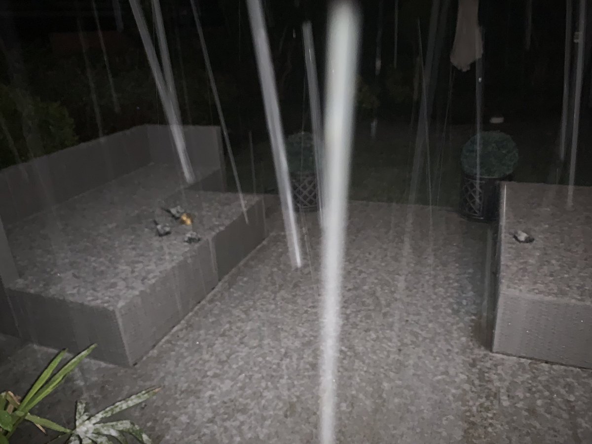 Snowing heavy in Worle, North Somerset 7/10 BS23 #uksnow