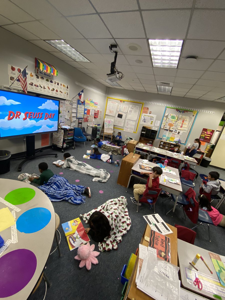 bravo_yamiles's tweet photo. #ReadAcrossAmericaDay @HicksTigers #thingonethingtwo @MsAguilera3 https://t.co/ReNauqSeoM