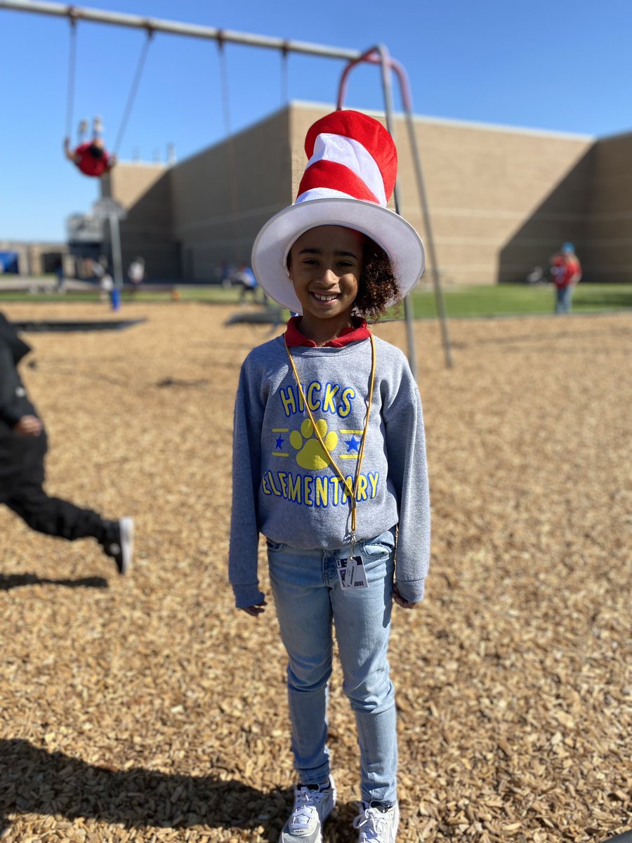 bravo_yamiles's tweet photo. #ReadAcrossAmericaDay @HicksTigers #thingonethingtwo @MsAguilera3 https://t.co/ReNauqSeoM