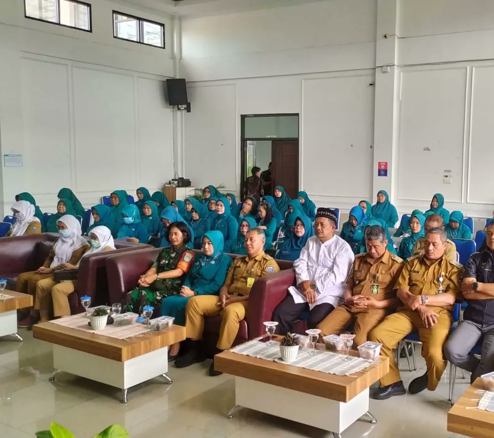 uptpkmpadasuka's tweet photo. Kegiatan Rapat Koordinasi PKK dan Pengukuhan Tim Penggerak PKK Kecamatan Cibeunying Kidul di Aula Kantor Kecamatan Cibeunying Kidul, Senin (06/03/2023).
.
#dinkeskotabandung #uptdpkmpadasuka #siapmelayanidenganhati https://t.co/v0V6Hb2jZA