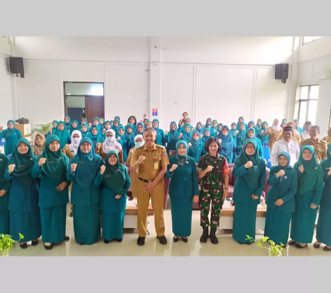 uptpkmpadasuka's tweet photo. Kegiatan Rapat Koordinasi PKK dan Pengukuhan Tim Penggerak PKK Kecamatan Cibeunying Kidul di Aula Kantor Kecamatan Cibeunying Kidul, Senin (06/03/2023).
.
#dinkeskotabandung #uptdpkmpadasuka #siapmelayanidenganhati https://t.co/v0V6Hb2jZA