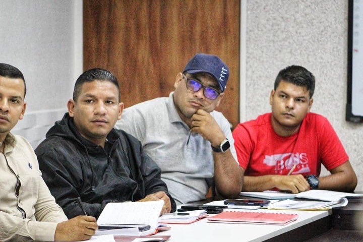 Nos encontramos en gabinete del Área de Infraestructura y Servicios Públicos para hacer un balance de las obras que se encuentran en ejecución en el estado. Estamos afinando estrategias y líneas de acción para continuar trabajando por el Guárico de Progreso ⚙️.