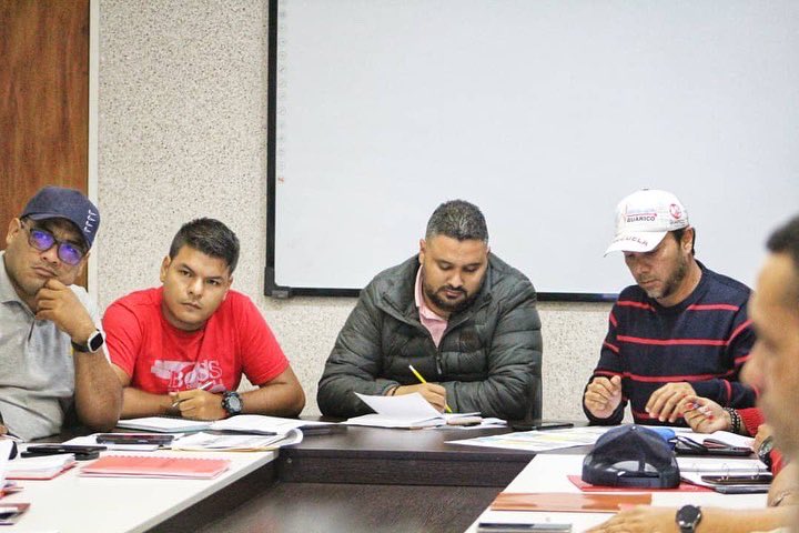 josemvasquez's tweet photo. Nos encontramos en gabinete del Área de Infraestructura y Servicios Públicos para hacer un balance de las obras que se encuentran en ejecución en el estado. Estamos afinando estrategias y líneas de acción para continuar trabajando por el Guárico de Progreso ⚙️. https://t.co/bSH9kGONpX