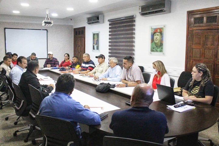 josemvasquez's tweet photo. Nos encontramos en gabinete del Área de Infraestructura y Servicios Públicos para hacer un balance de las obras que se encuentran en ejecución en el estado. Estamos afinando estrategias y líneas de acción para continuar trabajando por el Guárico de Progreso ⚙️. https://t.co/bSH9kGONpX