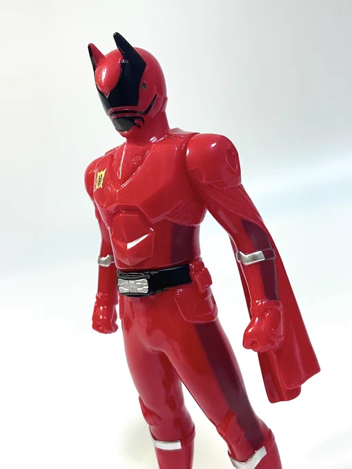 キングオージャーの戦隊ヒーローシリーズ(ソフビ)があまりにも質感良すぎるからなんとか魅力を伝えたいんだけど、画像だと伝わり切ってない感がすごい…玩具屋とかで手に取って見てほしいソフビじゃなきゃ出せないこの光沢が最高すぎる 