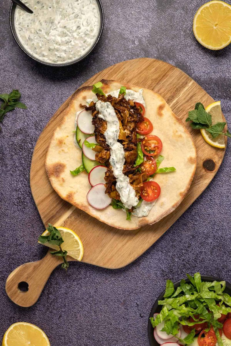 schmoozequeen's tweet photo. #Vegan Gyros 🇬🇷 🍅🥬🥒
Fabulous mushroom and artichoke mix 'meat' served in pita bread with shredded lettuce, sliced cherry tomato, sliced radishes and cucumbers and the crucial element #tzatiziki #Planbased #Gyros #HealthyEats 
https://t.co/FRVSN0QJVY https://t.co/HQTeGDPEaz