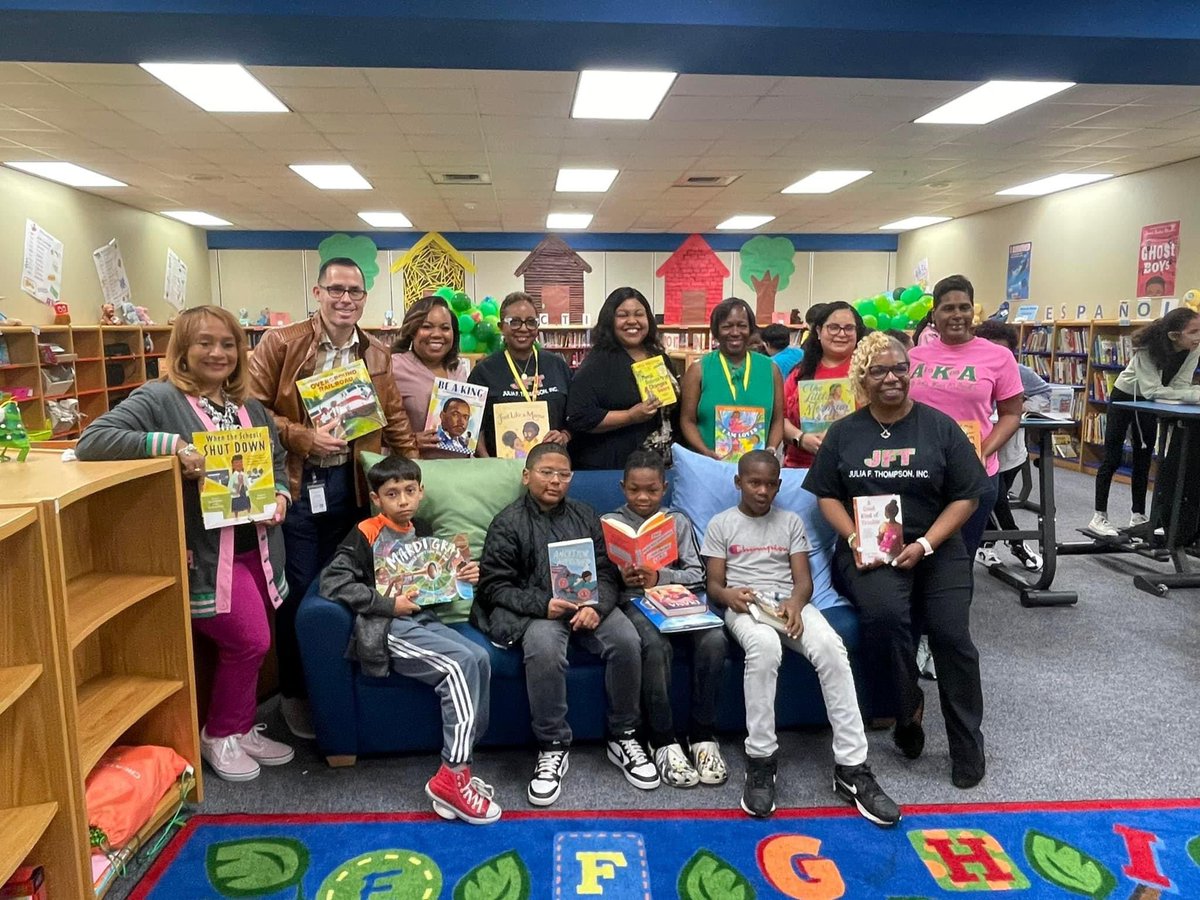 DrShirleyRoseGi's tweet image. Julia F. Thompson, Inc. and Mu Kappa Omega Chapter presented more than 100 books to Ridgemont ES. Framy Diaz, principal, staff and students were so thankful and loved the books!  Thank you for taking care of our students!! 💞#AKA1908 #MuKappaOmega #FBISD #impact #inspire #vote