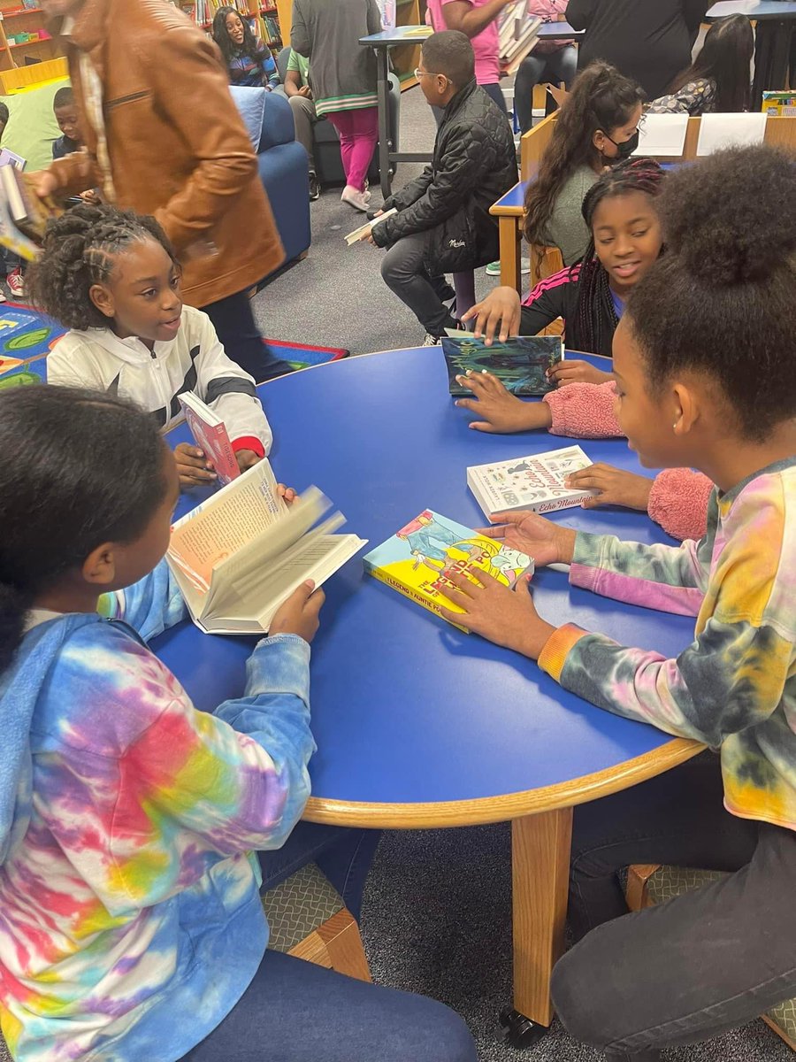 DrShirleyRoseGi's tweet image. Julia F. Thompson, Inc. and Mu Kappa Omega Chapter presented more than 100 books to Ridgemont ES. Framy Diaz, principal, staff and students were so thankful and loved the books!  Thank you for taking care of our students!! 💞#AKA1908 #MuKappaOmega #FBISD #impact #inspire #vote