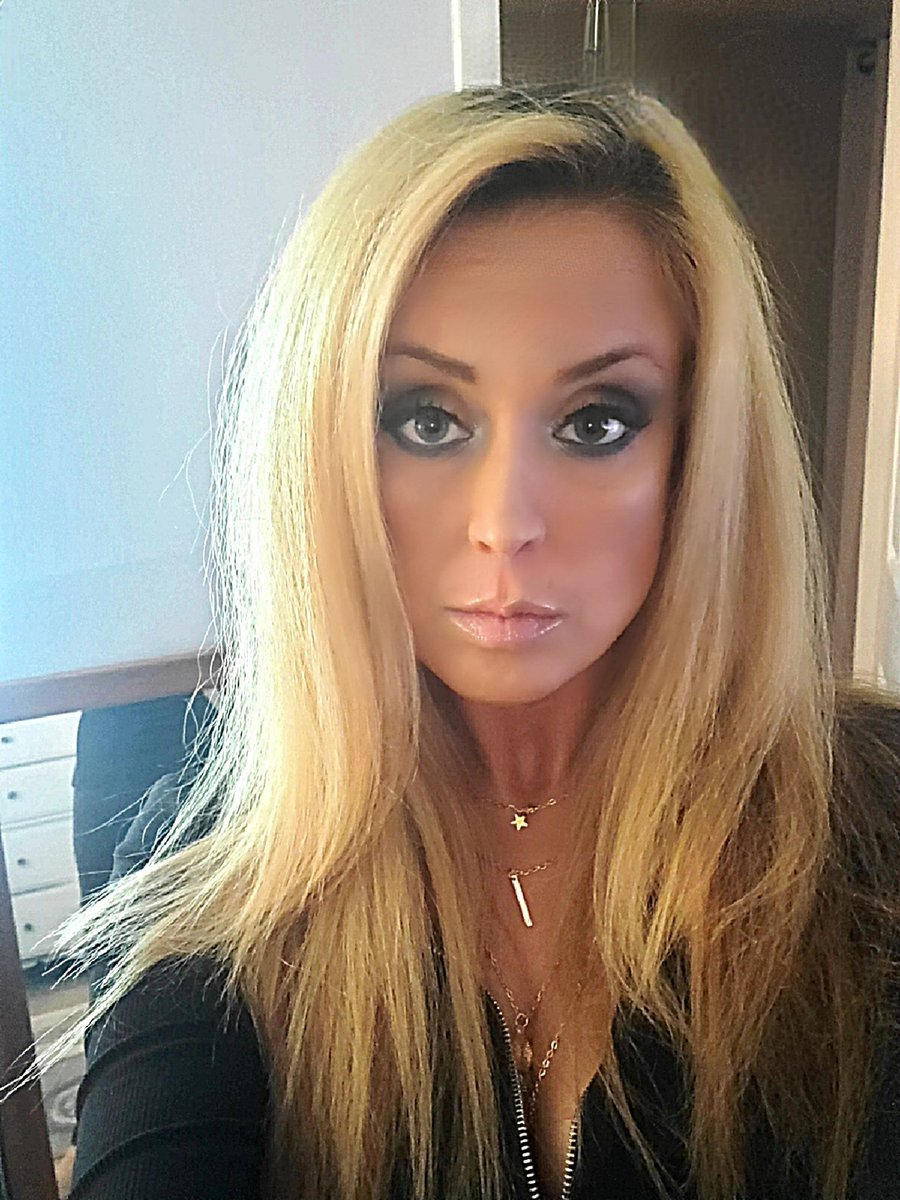 LauraParham7's tweet photo. Fuck dating. Stood up. https://t.co/V2WzBmqE8g