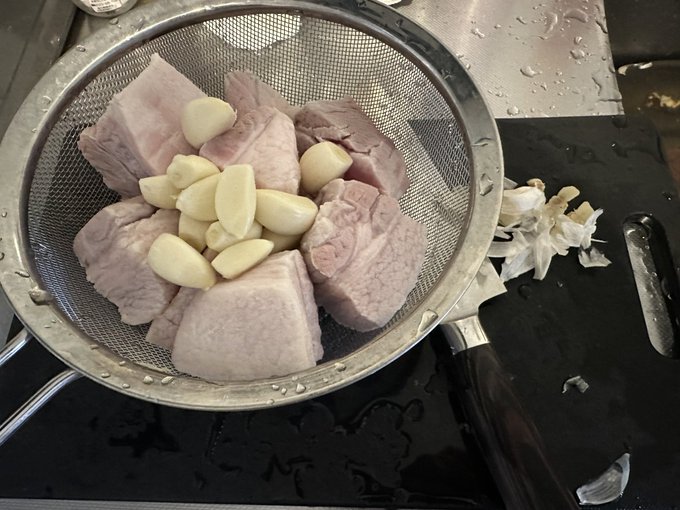 今日はマイナンバーカードの受け取りが早く済んで午後丸々自分の時間に使えるので、豚肉をしばいて角煮にし紅茶クッキーを焼き倒して召喚した 