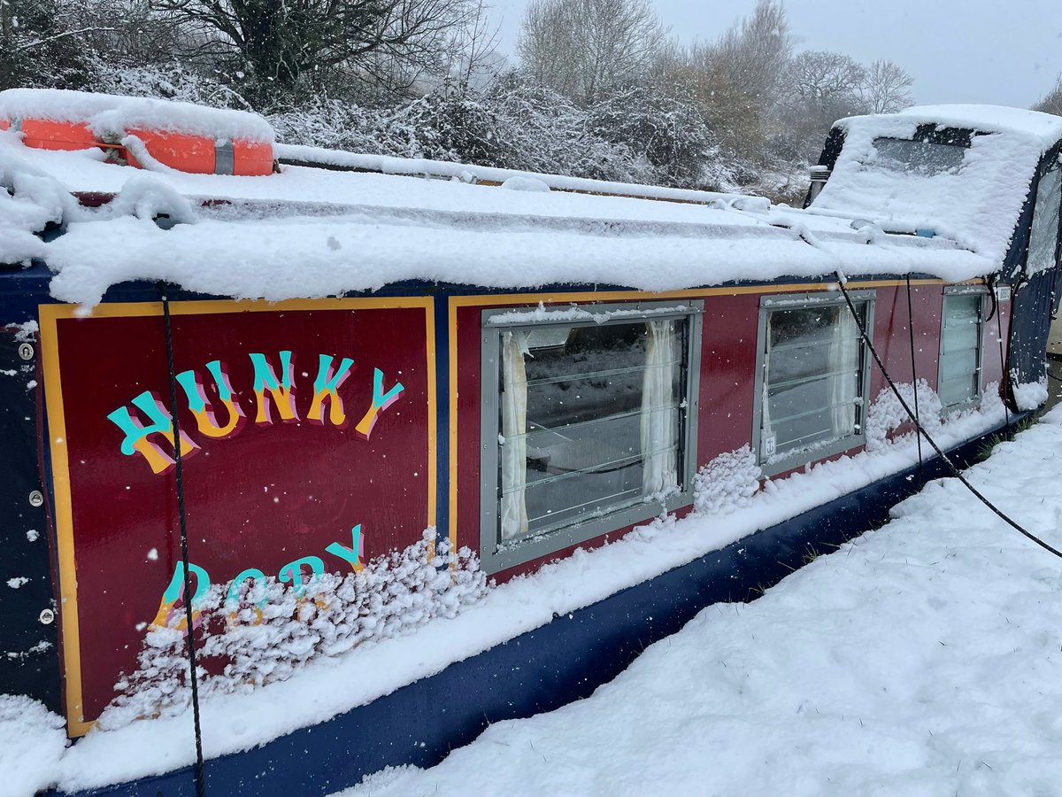 Morning! ❄️💙⚓️#hunkydorydays #hunkydory #snow #snowing #viewfromthewater #adventureholiday #staycation #ukstaycation #canalrivertrust #lifesbetterbywater #narrowboat #narrowboatlife #narrowboathire #narrowboatholidays #canalboathire #boatlife #canalboat #canals #ukwaterways