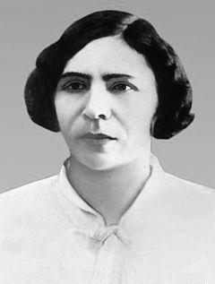 bemer_bahar's tweet photo. 💐#HappyWomensDay
On the history of women’s suffrage in 🇦🇿 #Azerbaijan:
1919 - Azerbaijani women were granted the right to vote, thus making 🇦🇿 the first Muslim-majority country ever to enfranchise women.
Below on ALT you can see some women's emancipation in the history of 🇦🇿. https://t.co/nCpWn1TCfd