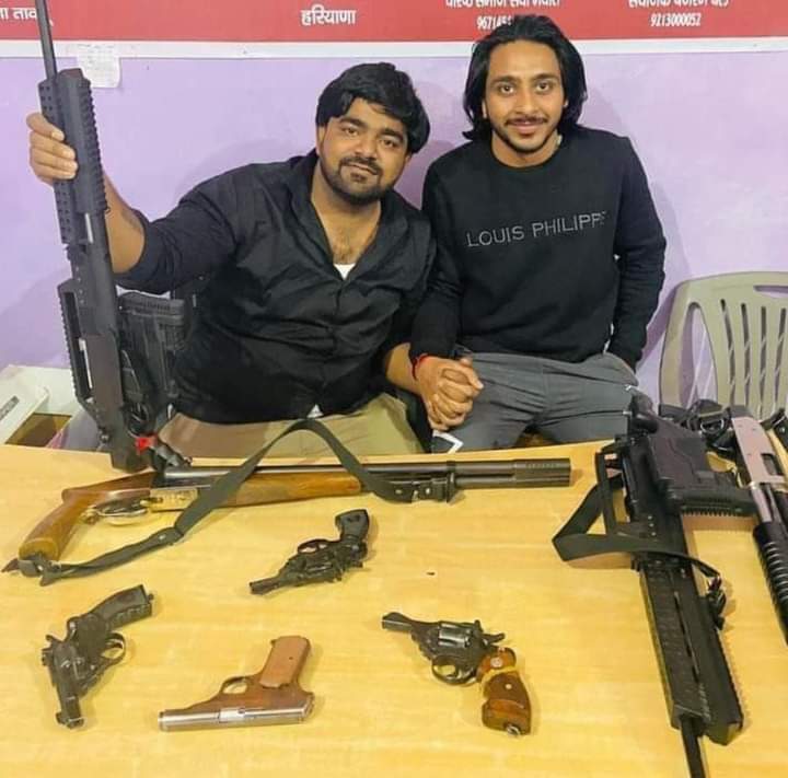 mubarik_o's tweet photo. गौरक्षक ही गौतस्कर हैं। 
देखिये, @aajtak का स्टिंग ऑपेरशन। हरियाणा में कैसे गौरक्षा के नाम पर गुंडागर्दी चल रही है। सबसे दुखद बात ये है कि ये सब पुलिस के सामने हो रहा है और प्रशासन आँख बंद करके सब देख रहा है।
#Justice_For_Nasir_Junaid
#गौरक्षक_ही_गौतस्कर_हैं
#ऑपेरशन_अधर्म https://t.co/Ex79QmozW6