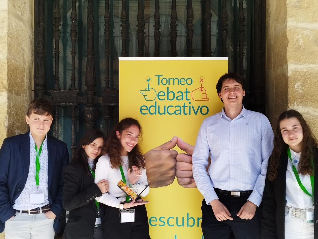 El equipo de debate y Cristina con su premio a mejor oradora del torneo. ¡Muchas felicidades a todos! La constancia y el trabajo bien hecho, tienen su recompensa.#SomosFamilia#PuntoDeEncuentro <a href="/centrosFEST/">Fundación Educativa Santísima Trinidad</a>