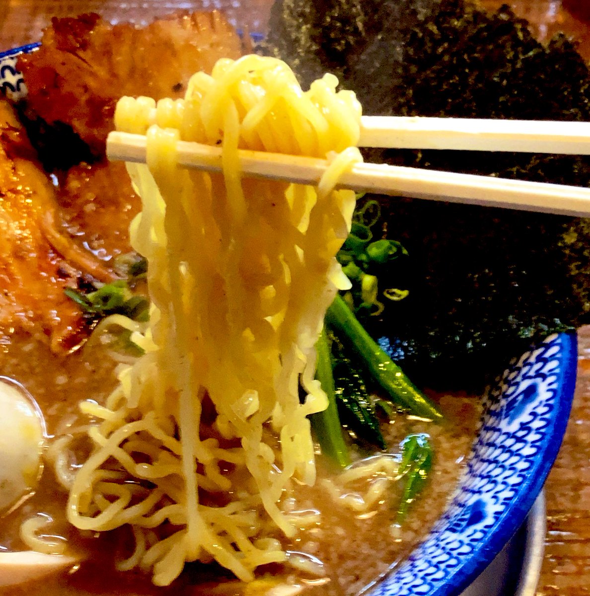 northernroad1's tweet photo. 仕事の函館遠征でふらっと入ったお店はラーメンから定食までとにかくメニュー豊富
そしてボリュームも抜群
櫓そば 全部のせ
中華そば 櫓屋 本店
#のろブログ #のろちゃんねる #北海道 #北斗 #七重浜 #飯テロ #グルメ #ランチ #ディナー #ラーメン #櫓屋 https://t.co/RhxQugFbDm